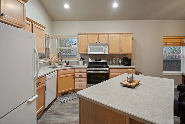 Building Photo - 20657 Beaumont Dr