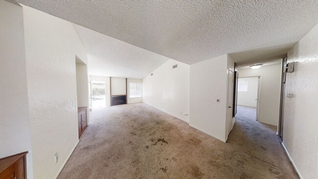 Building Photo - 5BD/2BA, Huge Yard!