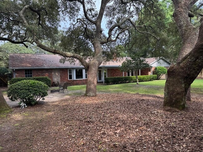 Building Photo - 22 Country Club Rd