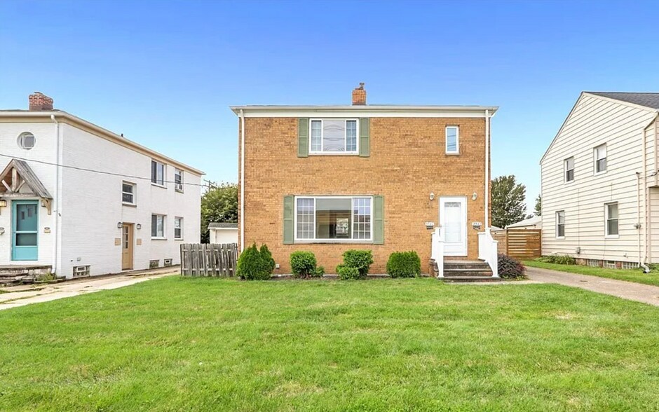 Building Photo - 3340 W 210th St