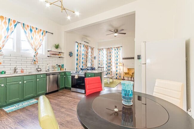 Kitchen/dining room open floor plan - 118 Glorietta