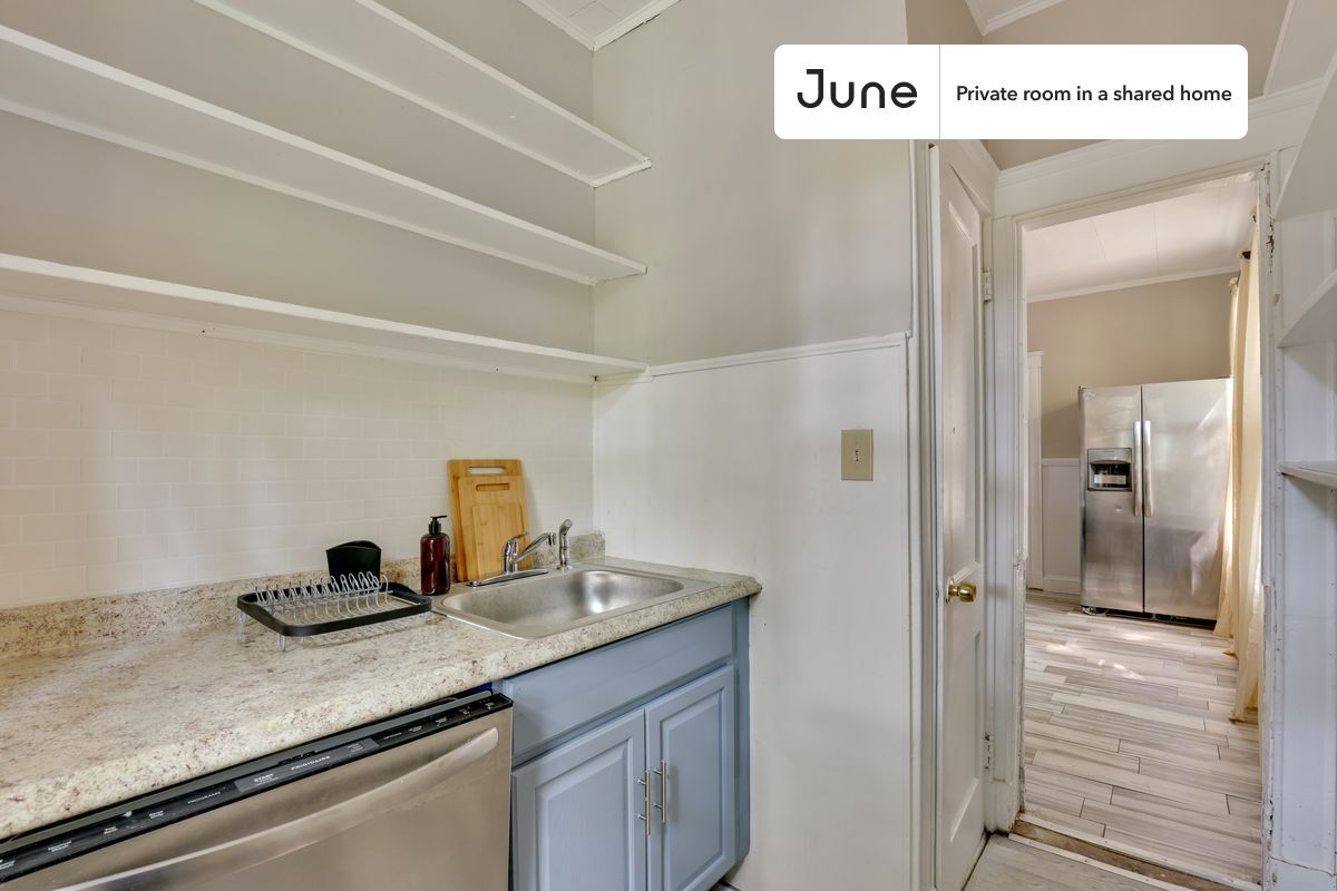 Building Photo - Room in Shared 4 bed/1 bath home