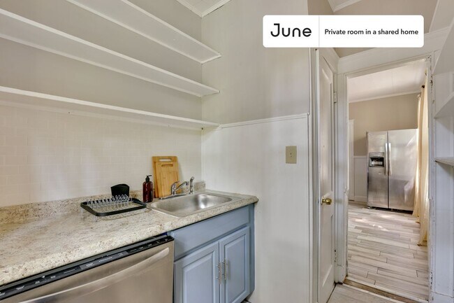 Building Photo - Room in Shared 4 bed/1 bath home in Dorchester Center