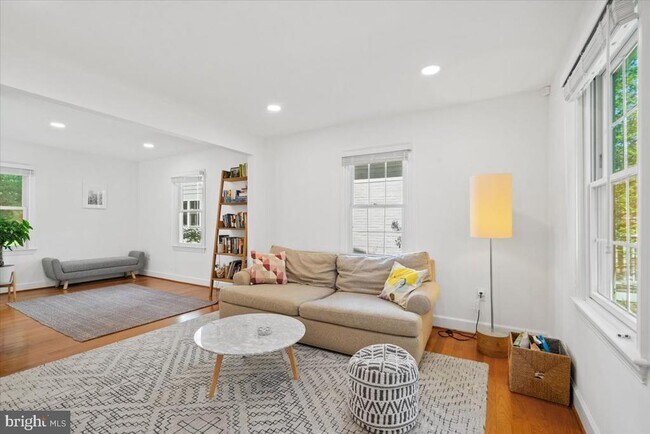 Building Photo - 4842 Park Ave