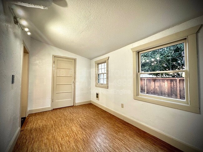 Building Photo - 604 NE San Rafael St