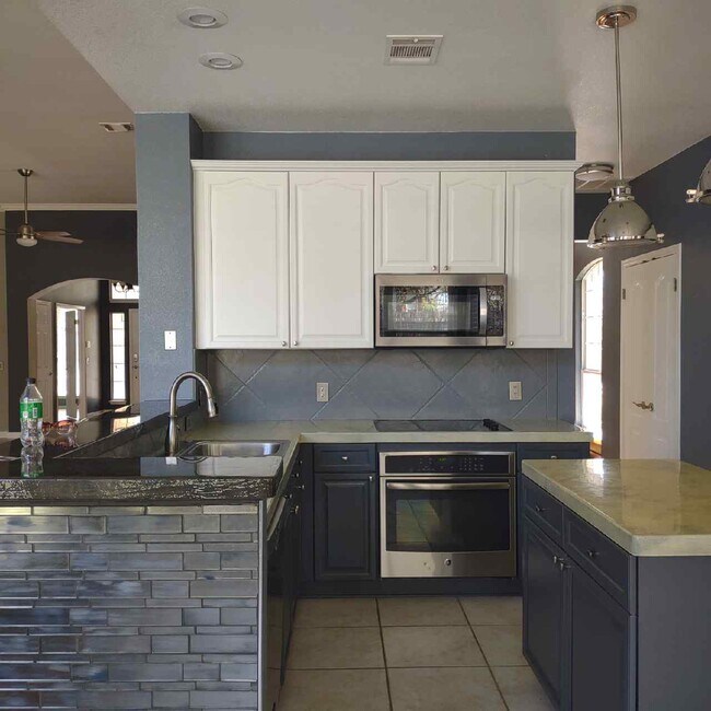 Building Photo - 11914 Loomis Dr