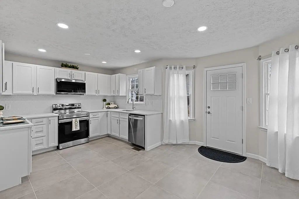 Building Photo - 1811 Chantilly Ct
