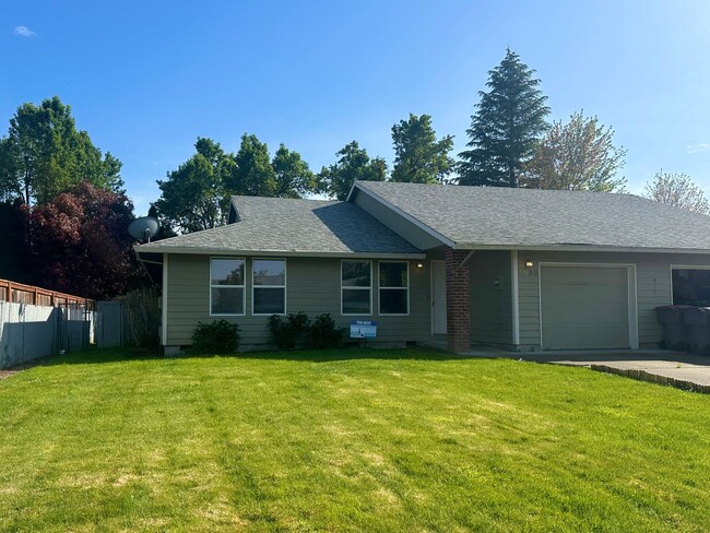 Primary Photo - 3 Bedroom 2 Bath McMinnville OR