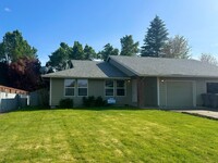 Building Photo - 3 Bedroom 2 Bath McMinnville OR