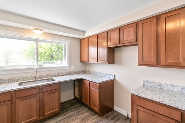 Building Photo - HUGE Updated Apartment with hardwood floors