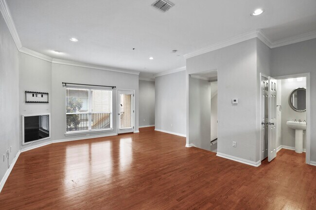 Building Photo - 3119 Cedarplaza Ln