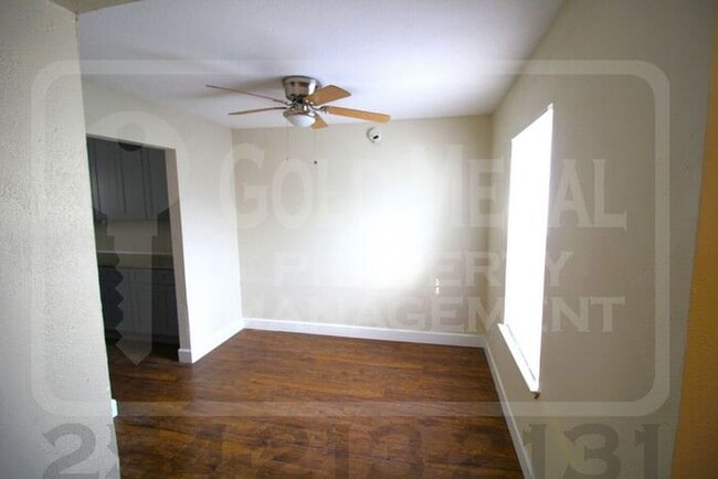 Building Photo - 905 Estelle Ave