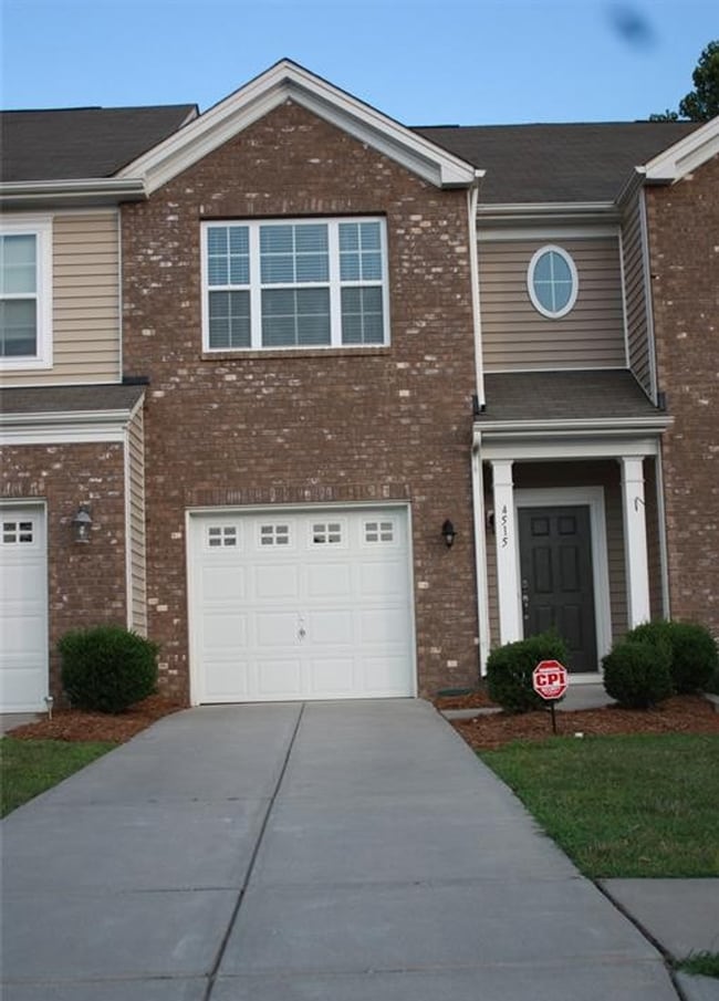 Building Photo - Beautiful Townhome in coveted Steele Creek - Berewick
