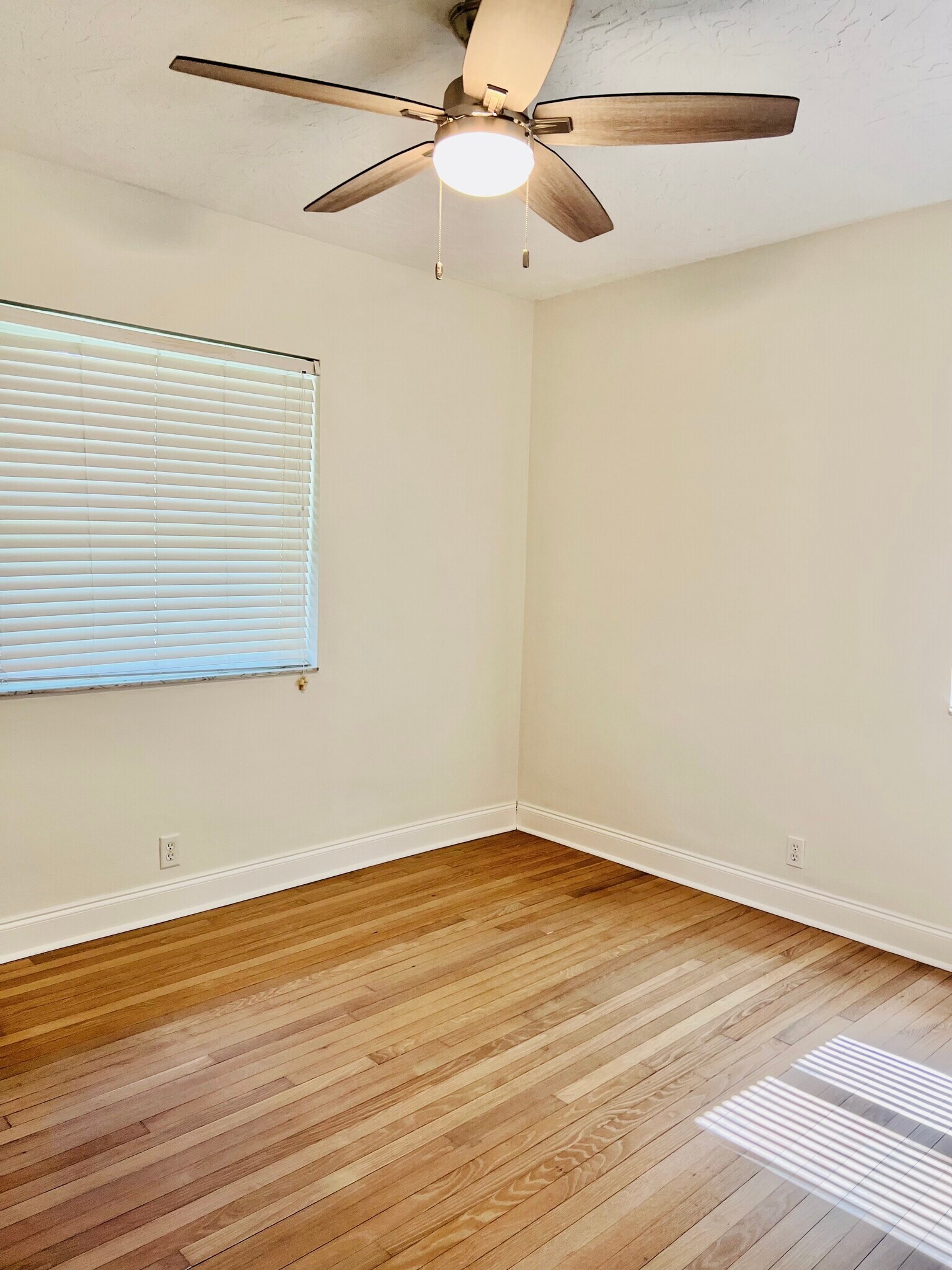 Guest bedroom 2 - 6446 Dartmouth Ave N