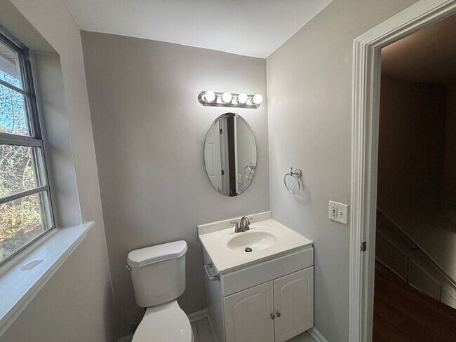 Building Photo - 415 Parkdale Dr