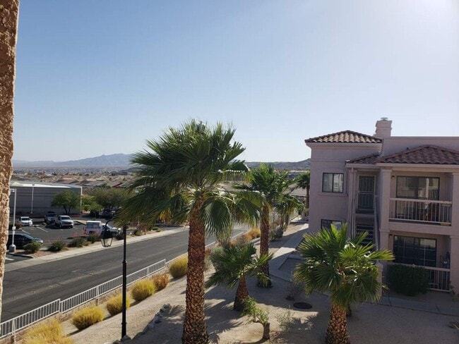 Building Photo - 3 Bedroom Condo in Gated Community