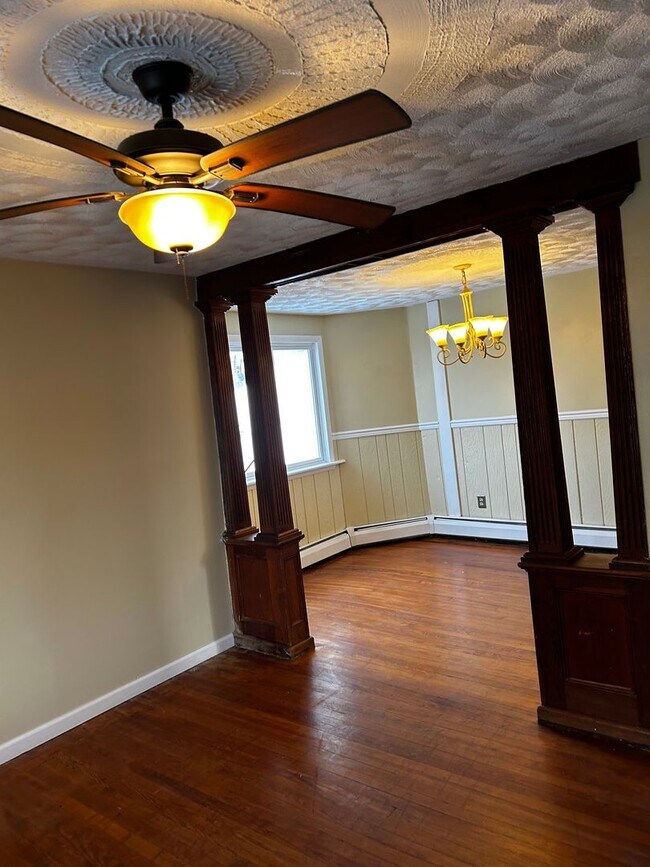 Building Photo - Welcome To This Charming 3-Bedroom, 1-Bathroom Home Located in the Heart of Carbondale, PA.