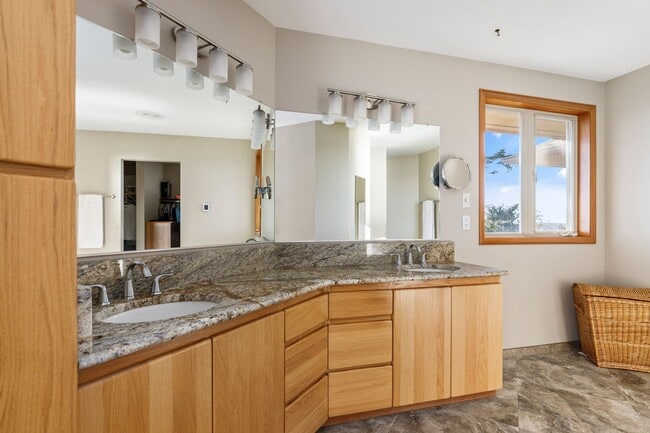 Building Photo - One Acre of Gorgeous Views and a Spacious ...