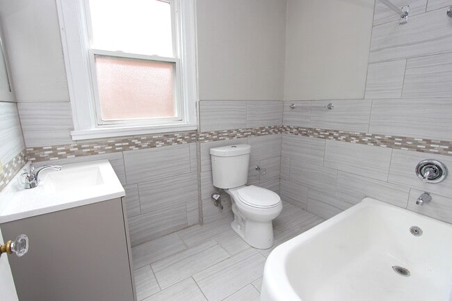 Building Photo - 3556 Beechwood Blvd