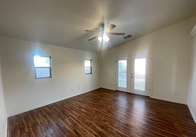 Building Photo - Charming 4 bed 2 bath home in the Ghost Ranch Communtity