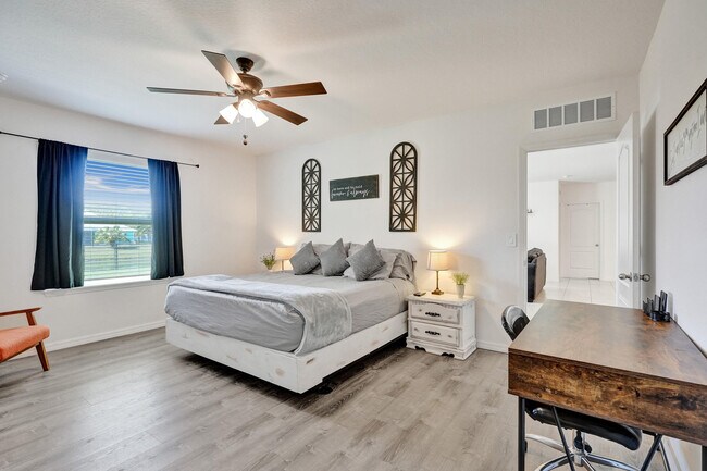 Building Photo - 1744 SE North Blackwell Dr