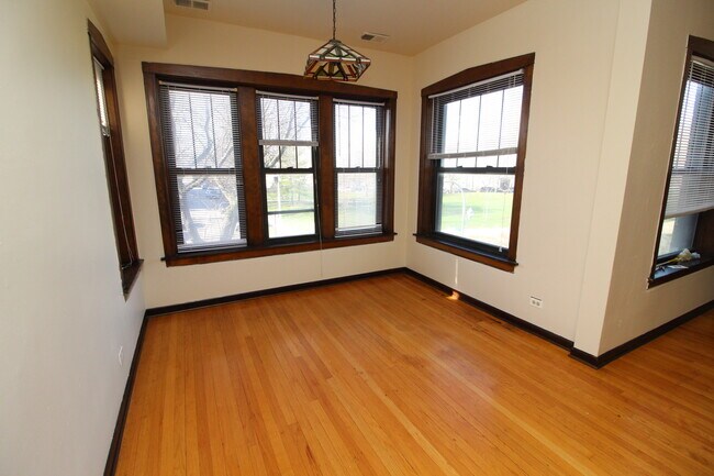 Building Photo - 1728 W Juneway Terrace