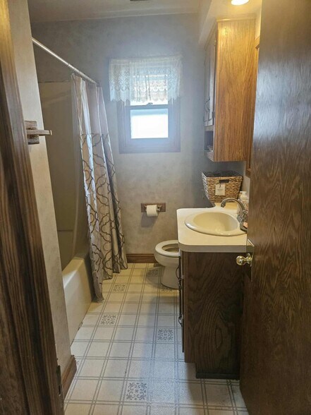 Full Bathroom - 607 W Picnic St