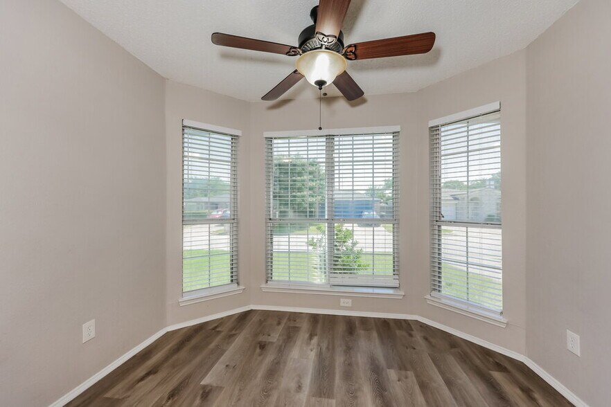 Building Photo - 5904 Heatherglen Terrace