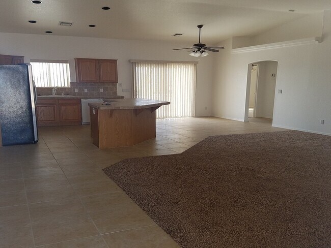 Building Photo - 3 Bedroom 2 Bath 3 Car Garage