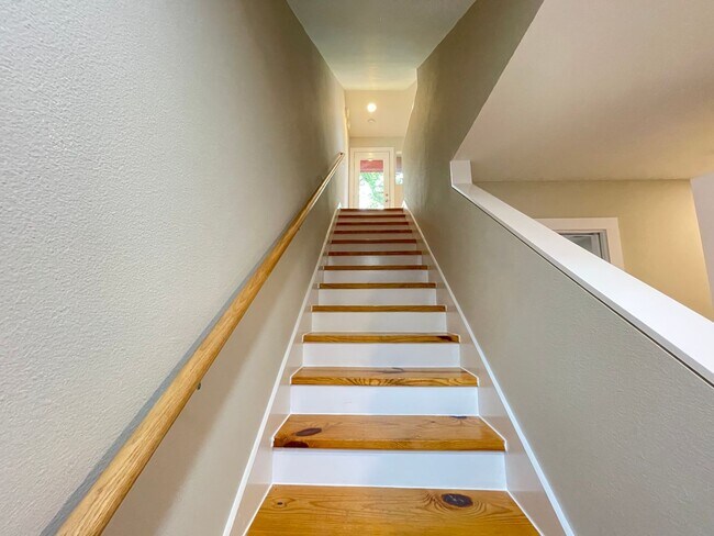 Building Photo - Dallas 3 story Loft