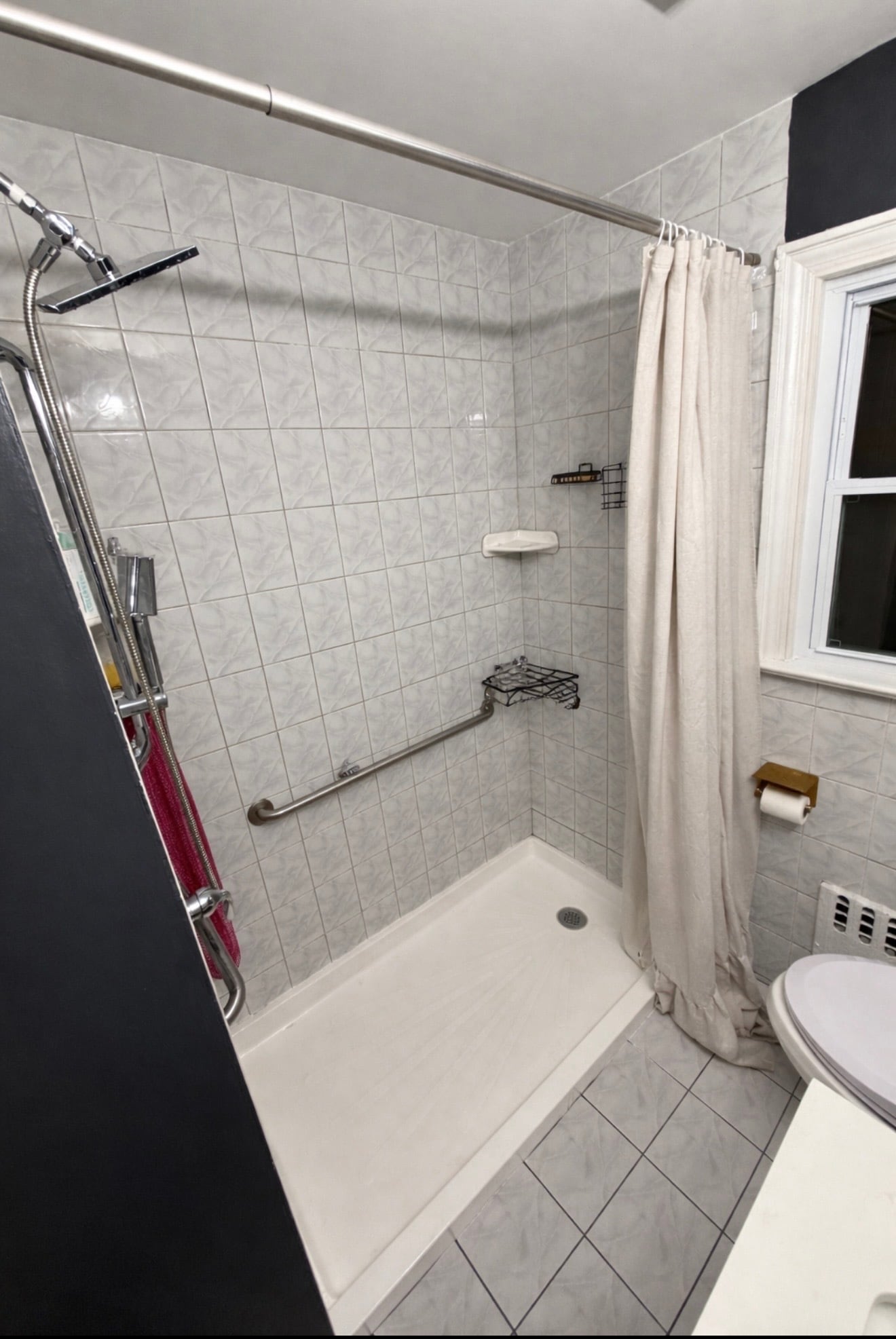 SHOWER - 77 Bennett Ave