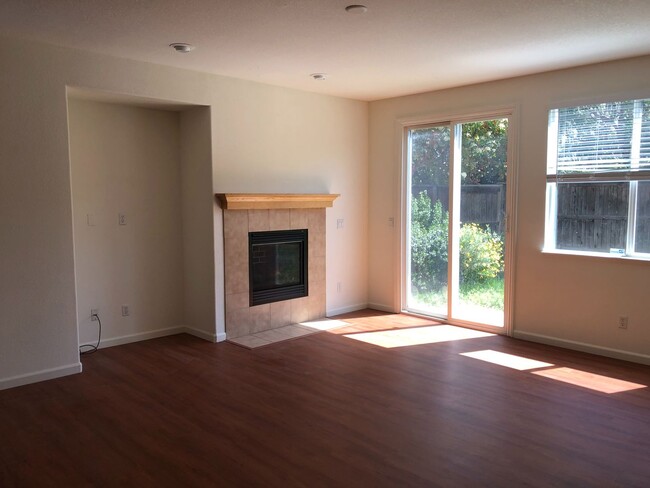 Building Photo - Spacious Folsom Parkway Home Near Park wit...