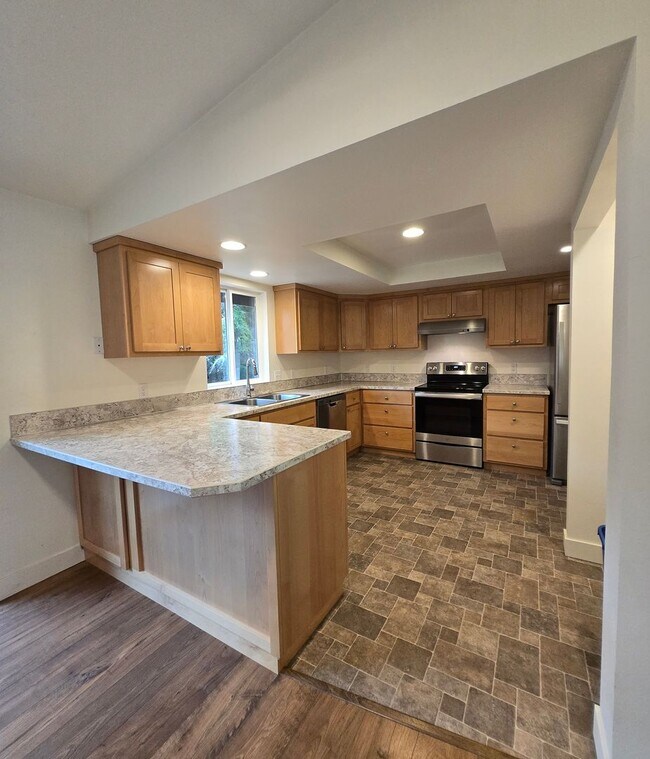 Building Photo - ***PENDING APPLICATION***4 Bedroom, 2 Bath...