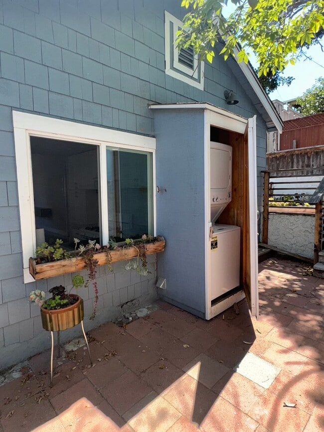 Building Photo - Charming 2-Bed, 1-Bath Apartment with Priv...