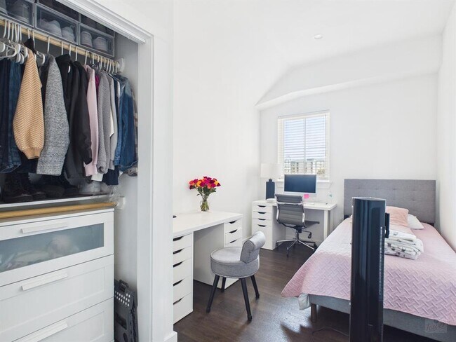 Building Photo - 1010 W 26th St