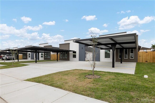 Building Photo - 14 Hillside S Ave