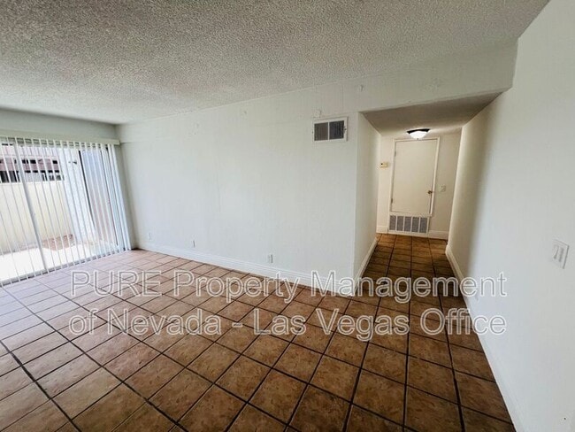 Building Photo - 1405 E Vegas Valley Dr
