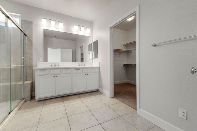 Building Photo - 3 Bed, 3 Bath East Garrison