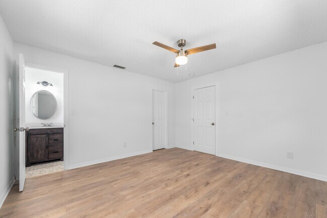 Building Photo - 6143 Tanglewood Dr NE