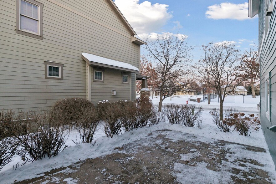 Building Photo - 14246 Garden Way N