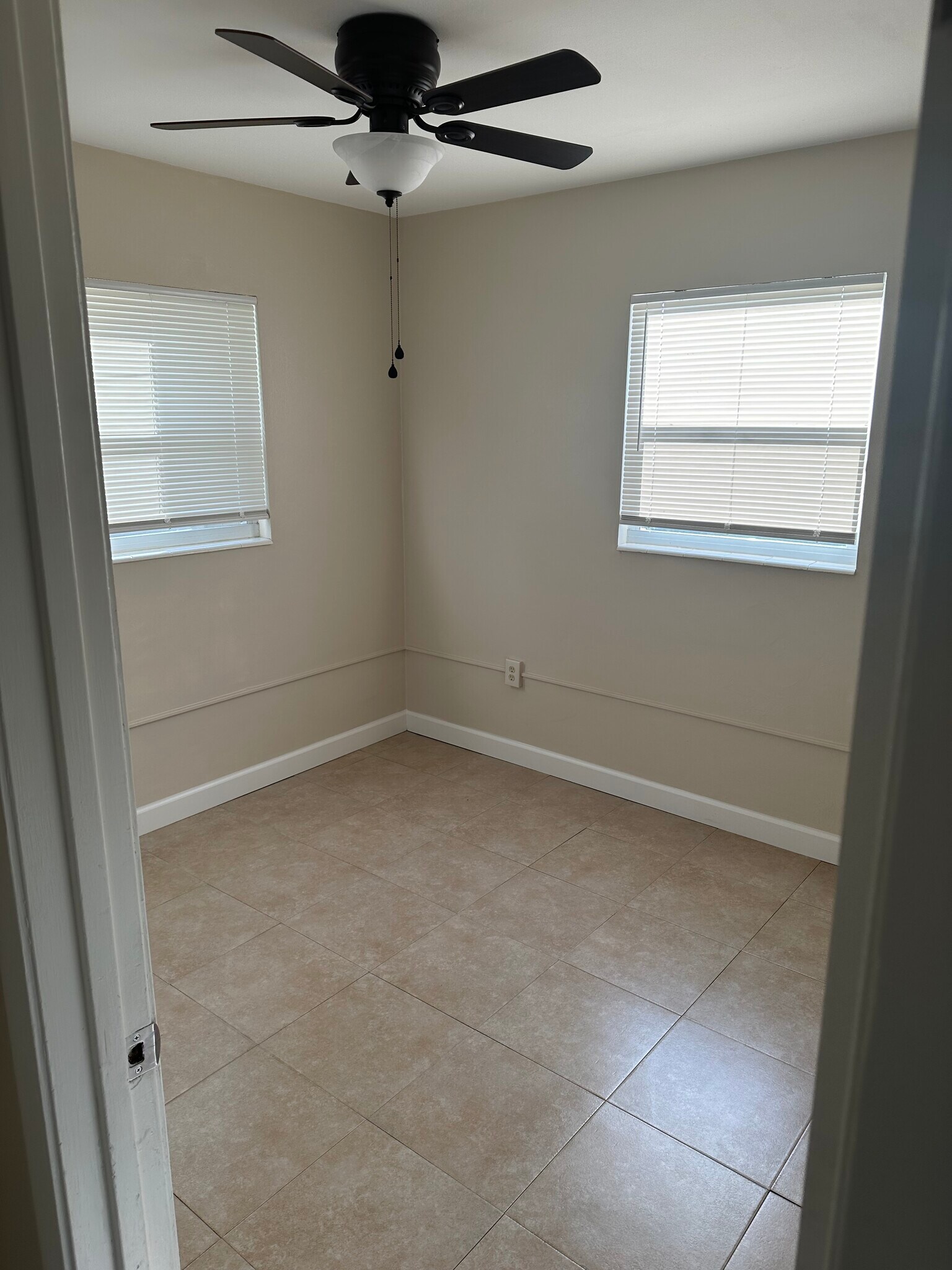 Building Photo - 905 E Bougainvillea Ave