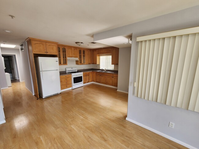 Kitchen/dinning - 335 E Providencia Ave