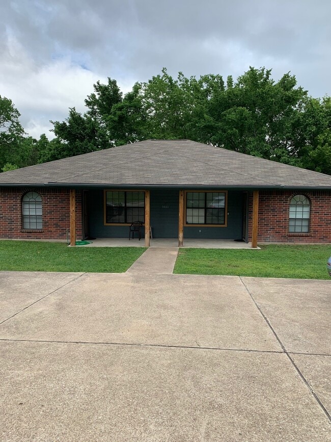 Building Photo - 1021 Autumn Cir