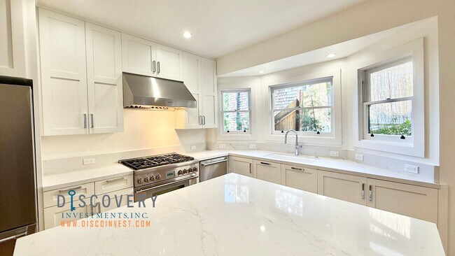 Building Photo - Panoramic Hill Estate with Sweeping Views