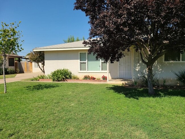Building Photo - Unique single family home with a detached ...