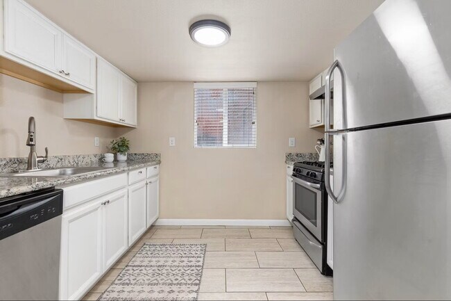 Building Photo - Spacious 1BR/1BA plus HUGE office/den!