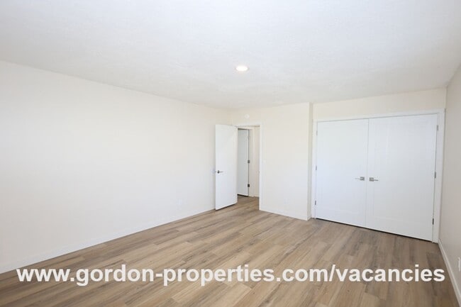 Building Photo - Saint Helens OR - upstairs flat 2 bedroom unit in duplex