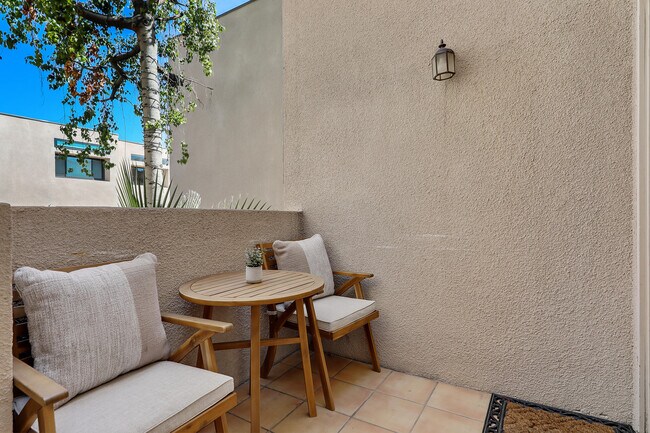 Building Photo - 835 Village Square S