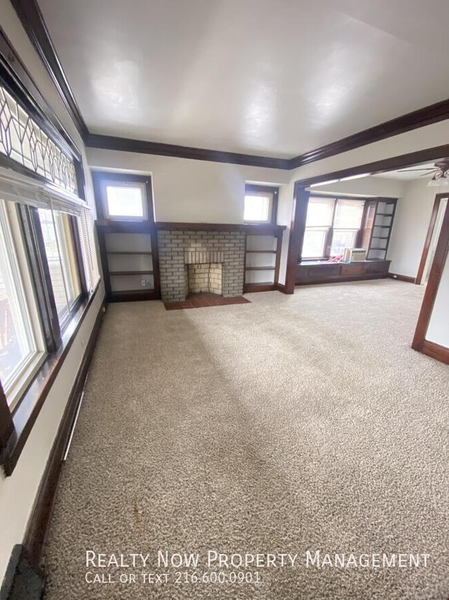 Building Photo - 8225 Rosewood Ave