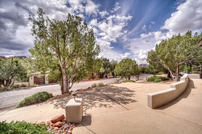 Building Photo - Beauty on Bowstring Drive